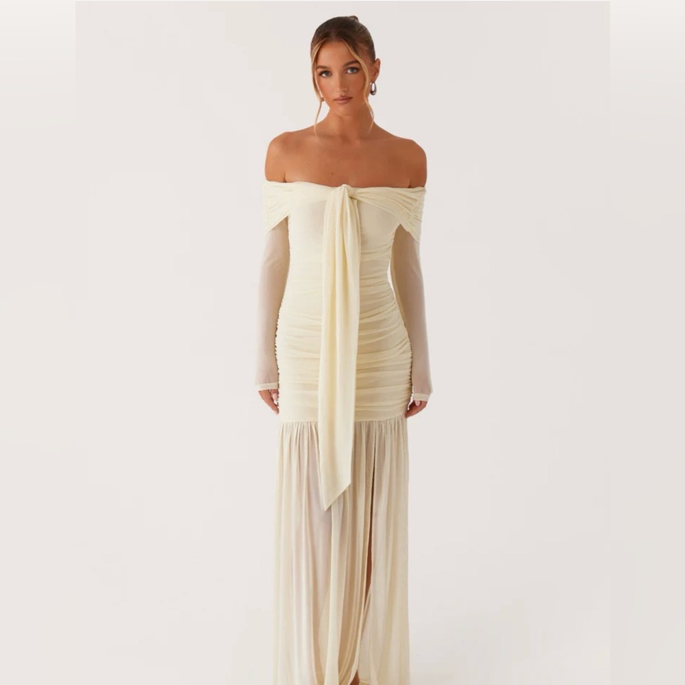 Peppermayo Exclusive Ginny Maxi Dress features an off-shoulder Sz 14 NWT - Picture 2 of 8
